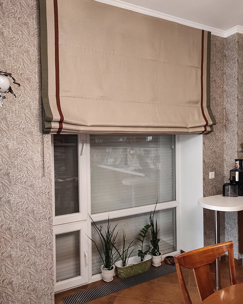 Элегантность и функциональность: Римские шторы в современном интерьере