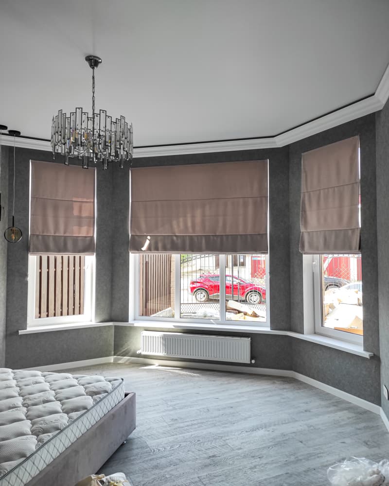 Эркер в новом свете: римские, портьеры и тюль для изысканного интерьера