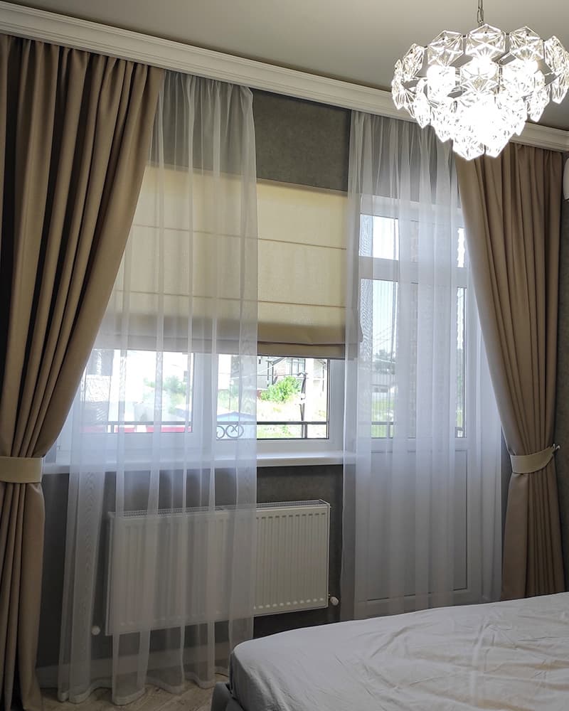 Элегантные шторы с тюлем и рулонные шторы: сочетание стиля и функционала