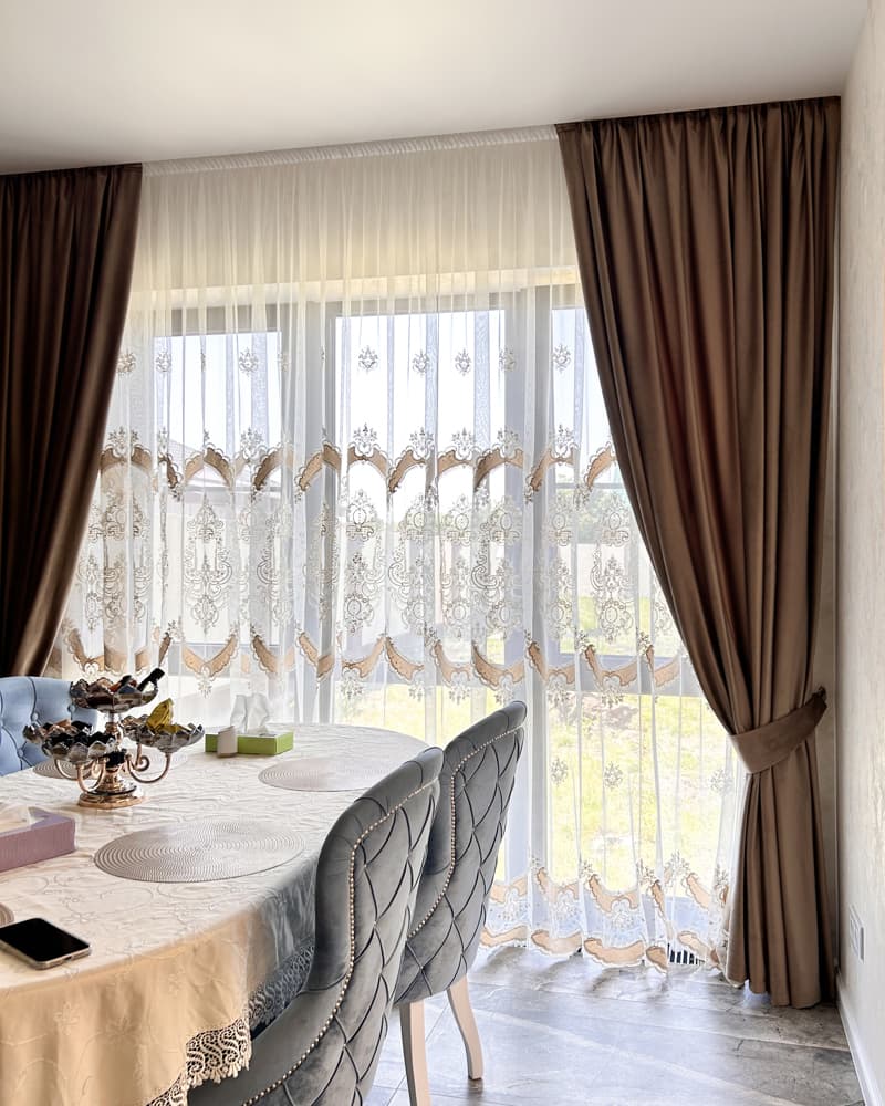 Шторы из бархата: уют и элегантность в вашей столовой