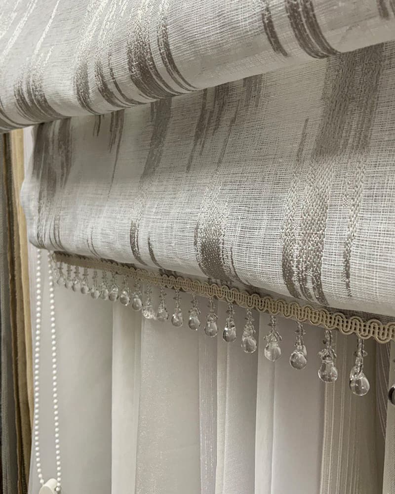 Искусство текстильного дизайна: выбор элегантных римских штор для гостиной