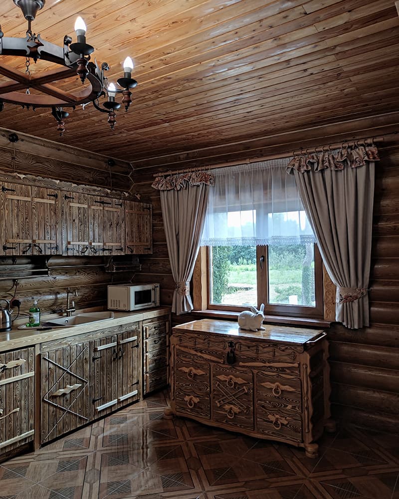 Гармония стиля и комфорта: изысканные шторы в дизайне кухни деревянного дома