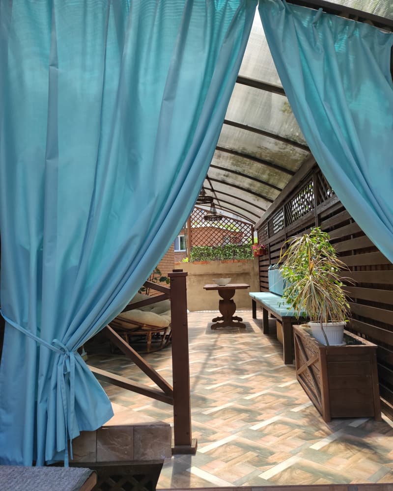 Уют и практичность: шторы и подушки для беседок и террас