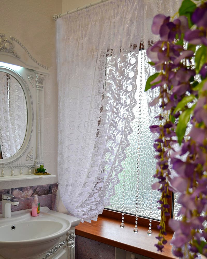 Изысканный выбор для ванной: тюлевые шторы с кружевными узорами