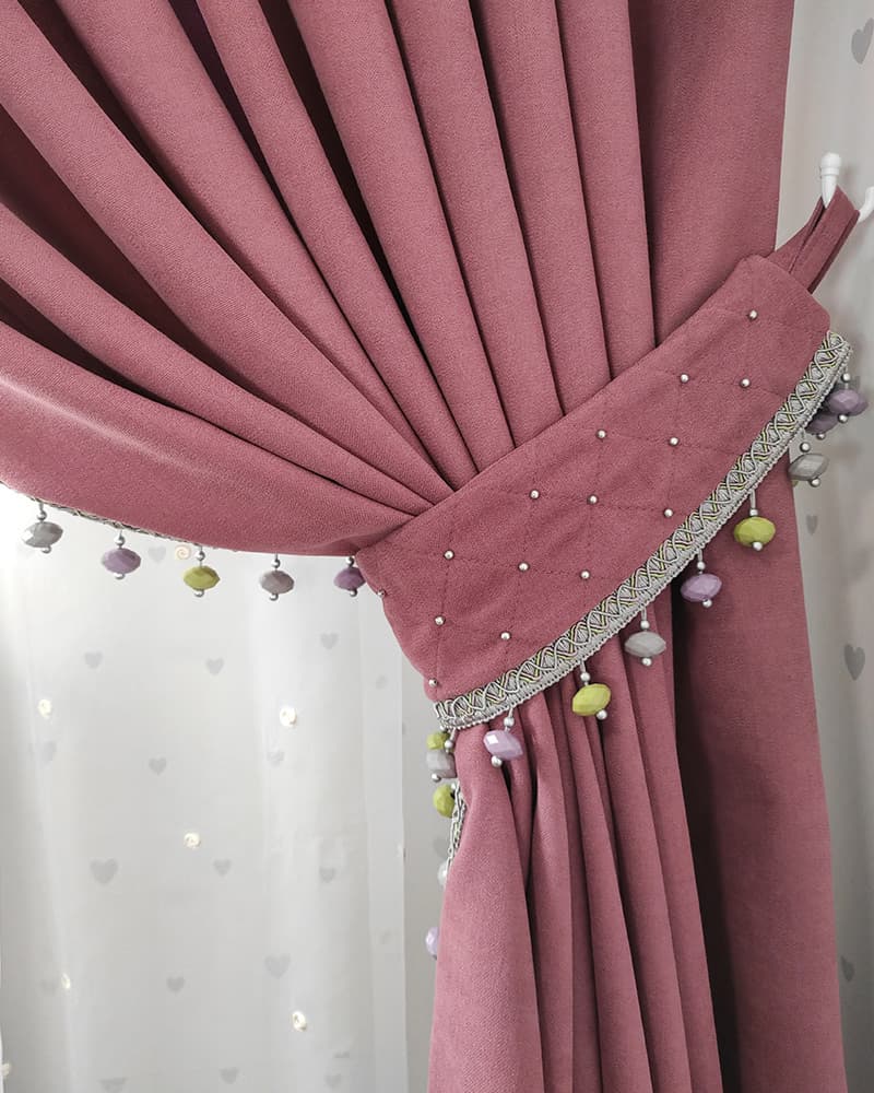 Элегантность и практичность: портьеры в стиле модерн с декоративной отделкой