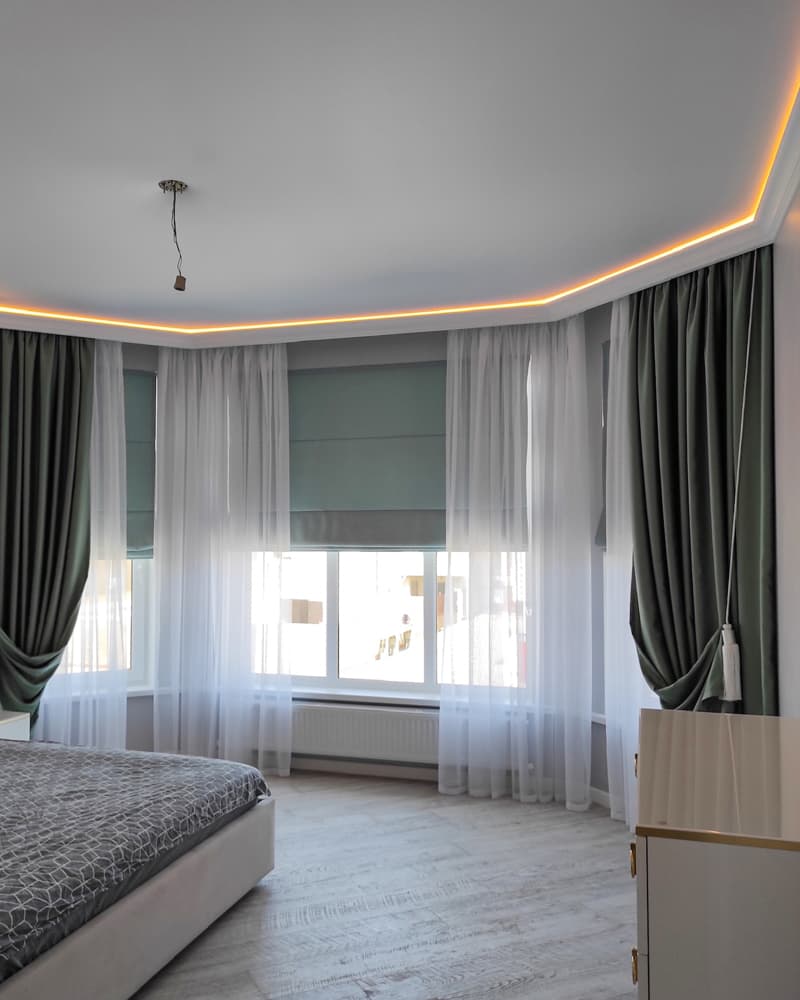 Эркер в новом свете: римские, портьеры и тюль для изысканного интерьера