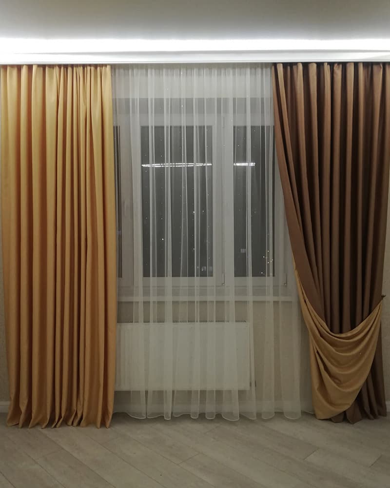 Оформление окон: современные шторы на люверсах и тонкая тюль