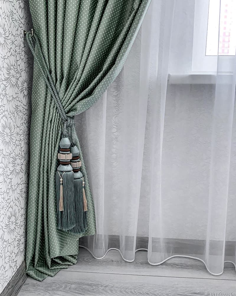 Изысканный интерьер: Гармония тюли и портьер в одном пространстве