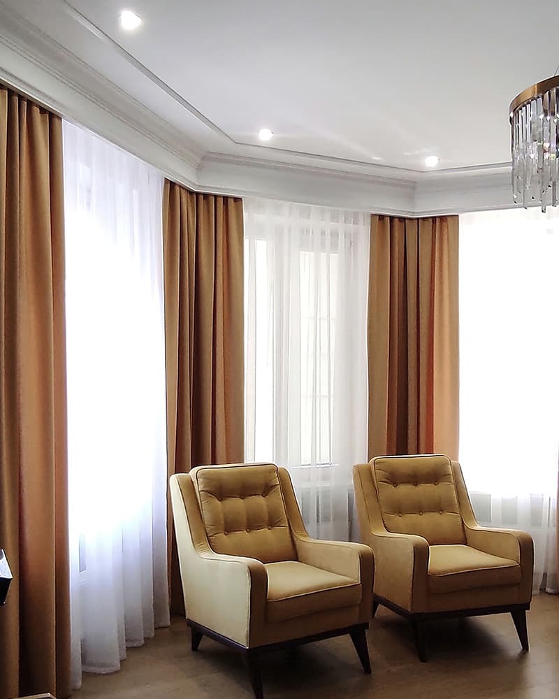 Элегантная игра света и тени: гармония щедрых штор в современном интерьере