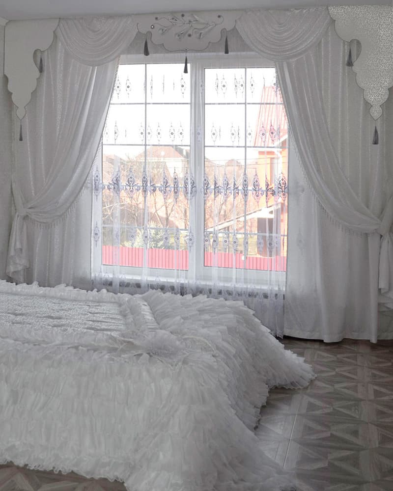 Изысканность и функциональность: выбираем тюль и портьеры для спальни