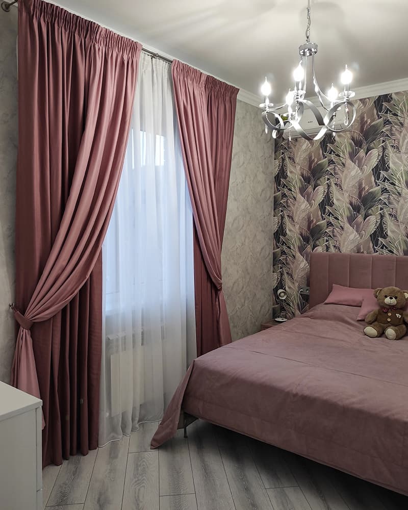 Изысканное сочетание штор в интерьере спальни: мягкий розовый и чистый белый